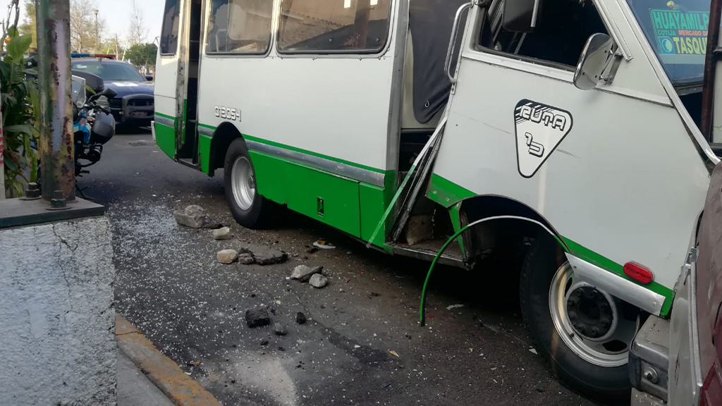 Choque de microbús en Coyoacán deja tres lesionados Choque de microbús en Coyoacán deja tres lesionados