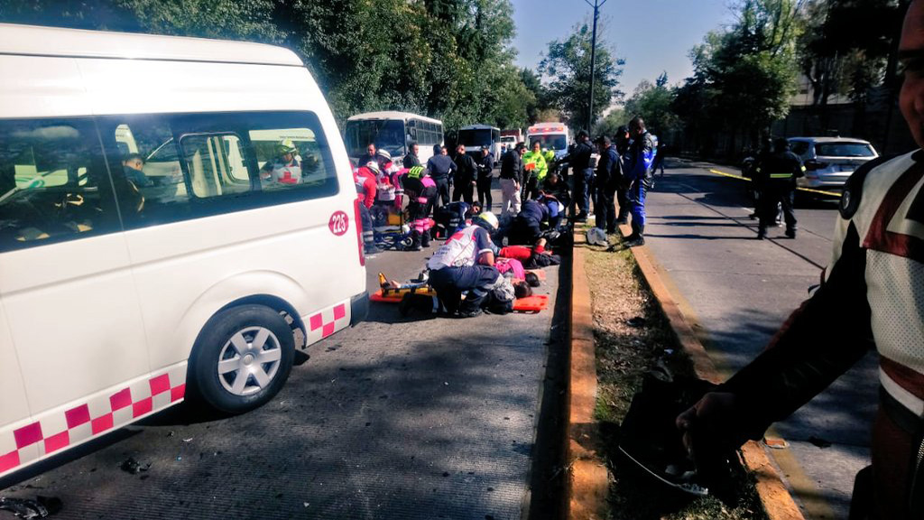 Choque entre transporte público y dos autos en Naucalpan deja varios heridos Choque entre transporte público y dos autos en Naucalpan deja varios heridos