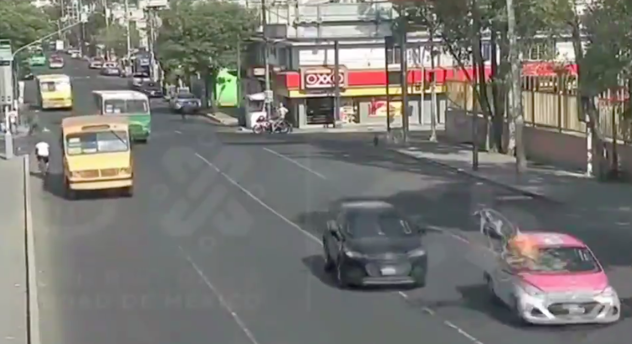 #Video Ciclista se impacta contra taxi en Gustavo A. Madero #Video Ciclista se impacta contra taxi en Gustavo A. Madero