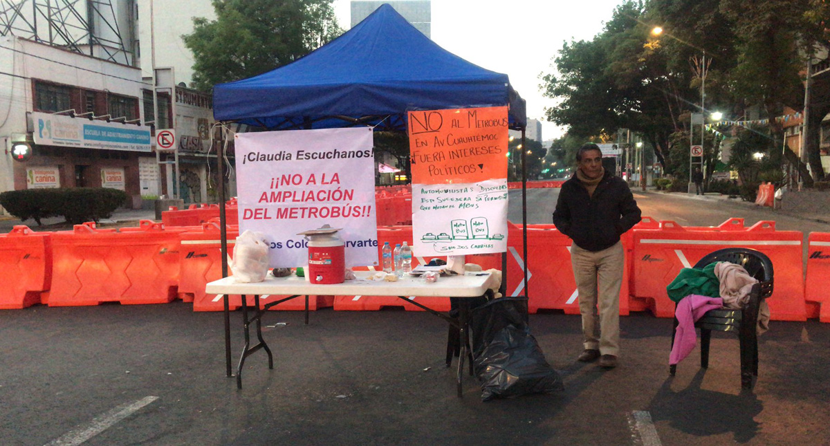 Vecinos mantienen bloqueo en Av. Cuauhtémoc contra ampliación del Metrobús L3