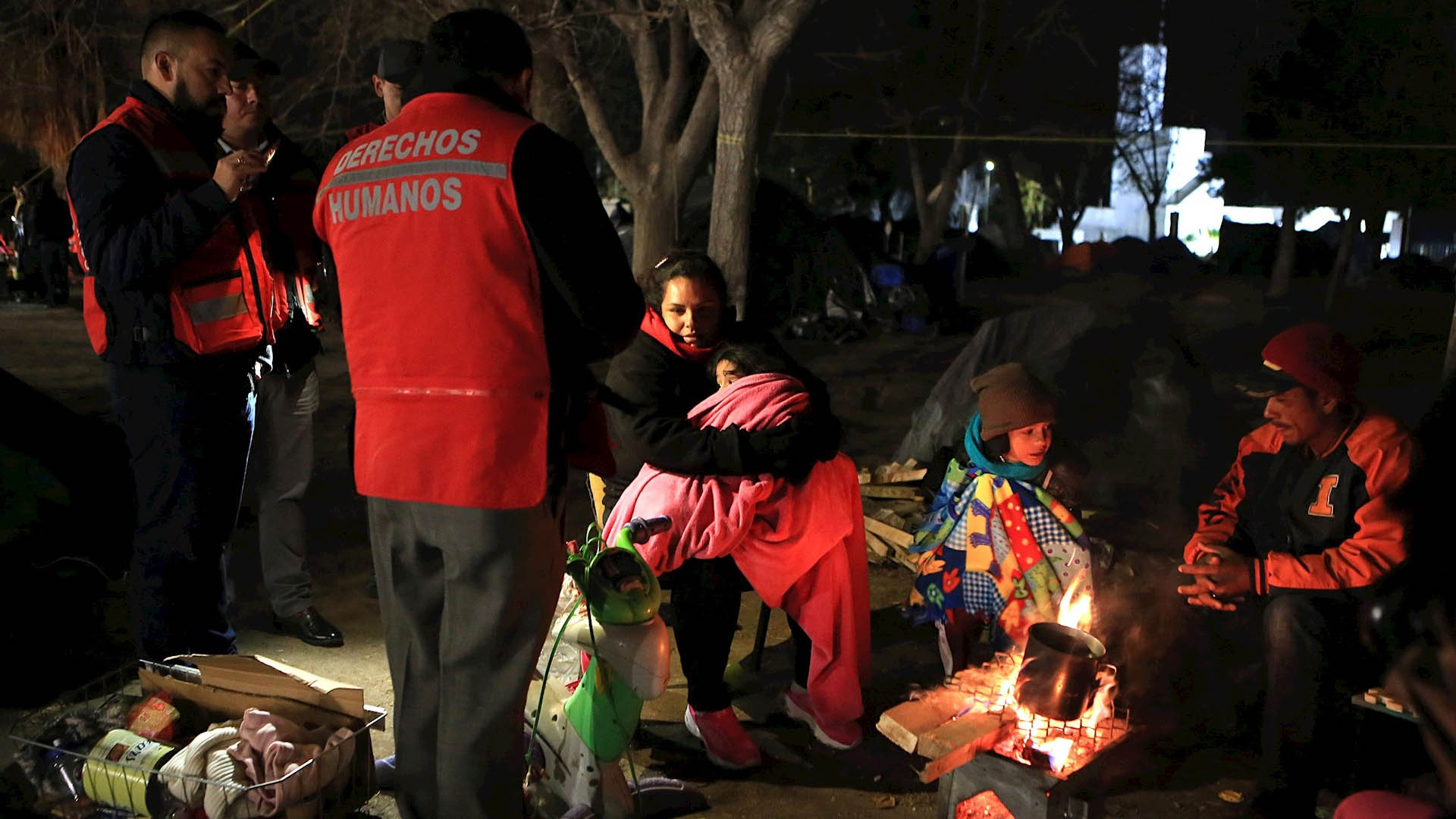 Migrantes enfrentan temperaturas extremas a la intemperie en Ciudad Juárez