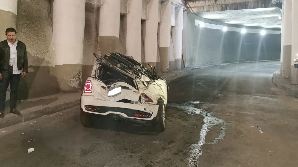 Auto cae de 10 metros de altura en la Ciudad de México