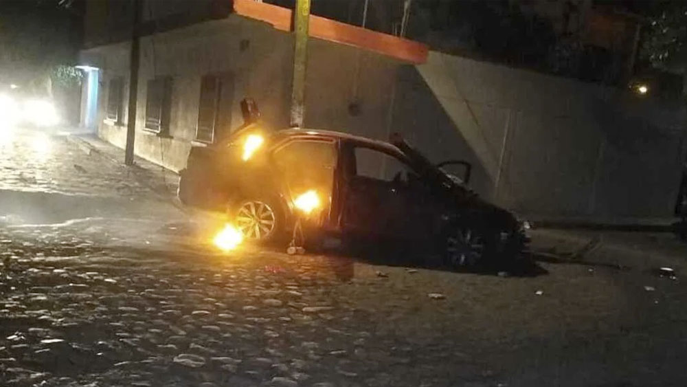 #Video Incendian auto de mujer que atropelló a niños en Morelos