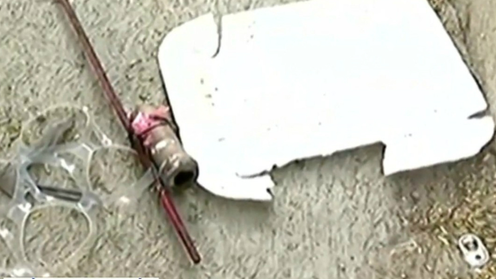 Bebé sufre graves quemaduras tras explotarle un cohete