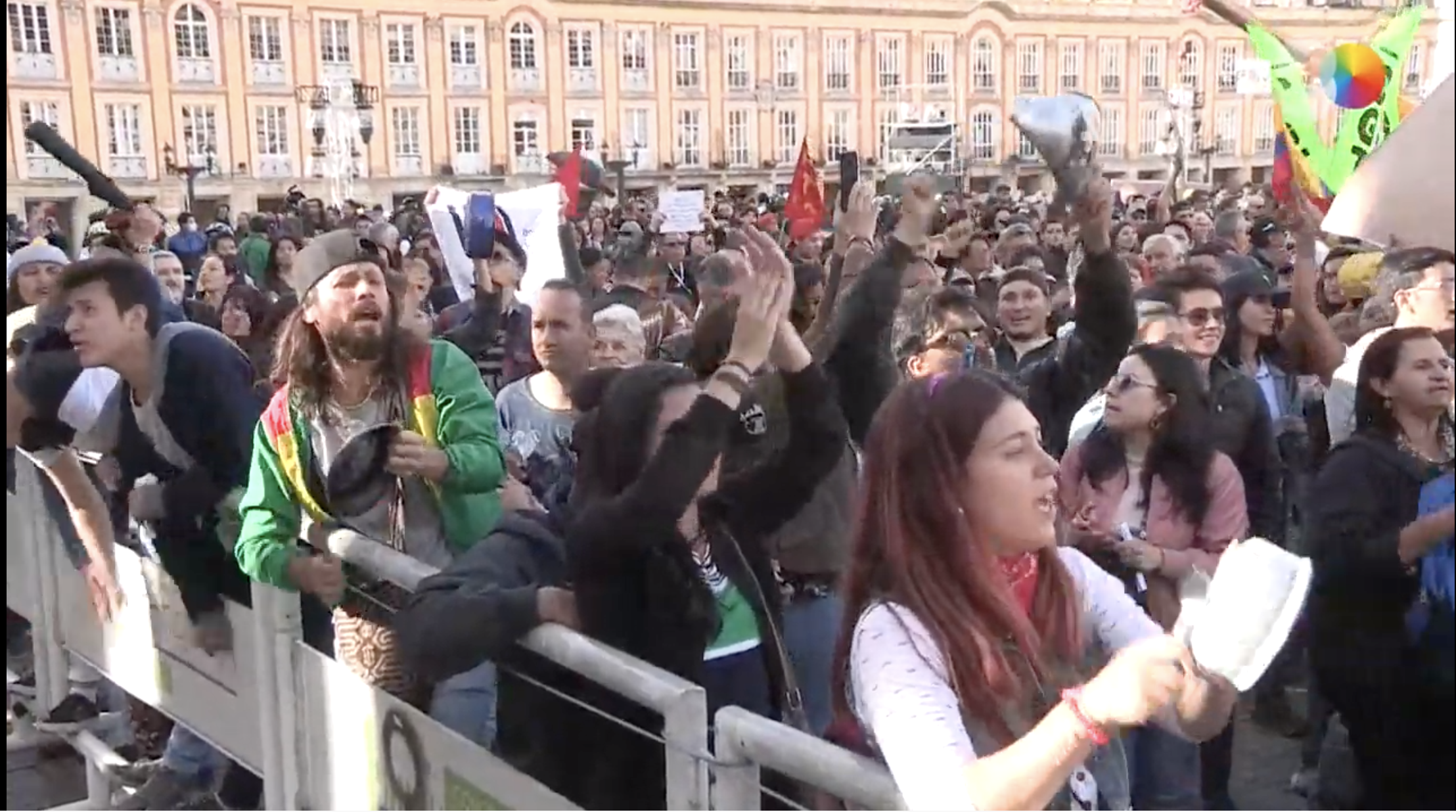 Colombianos protestan contra reforma fiscal del Gobierno al ritmo de cacerolas