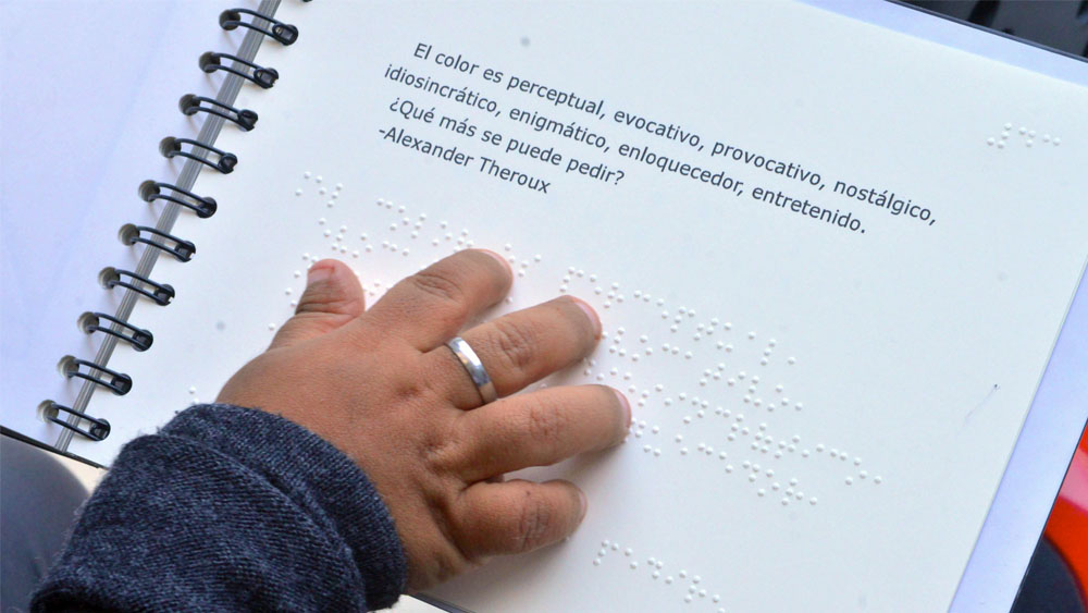 Estudiante de la UNAM crea libro en braille para identificar colores Estudiante de la UNAM crea libro en braille para identificar colores