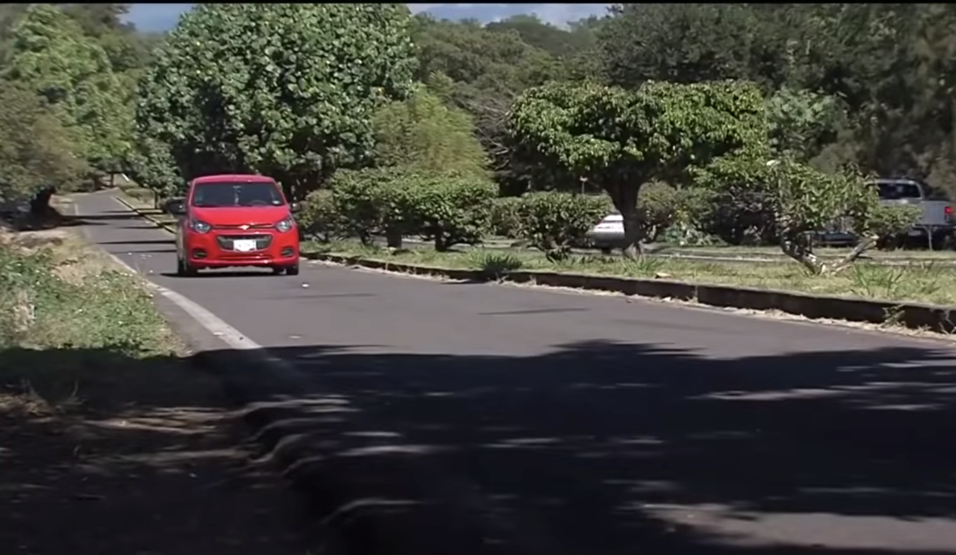 Turistas visitan la ‘zona mágica’ de Comala por curioso fenómeno