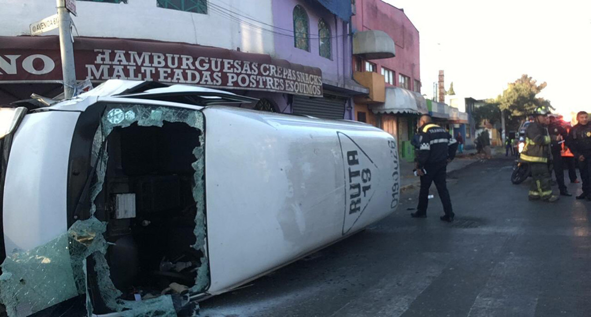 Volcadura de camioneta de transporte público en la GAM deja un herido