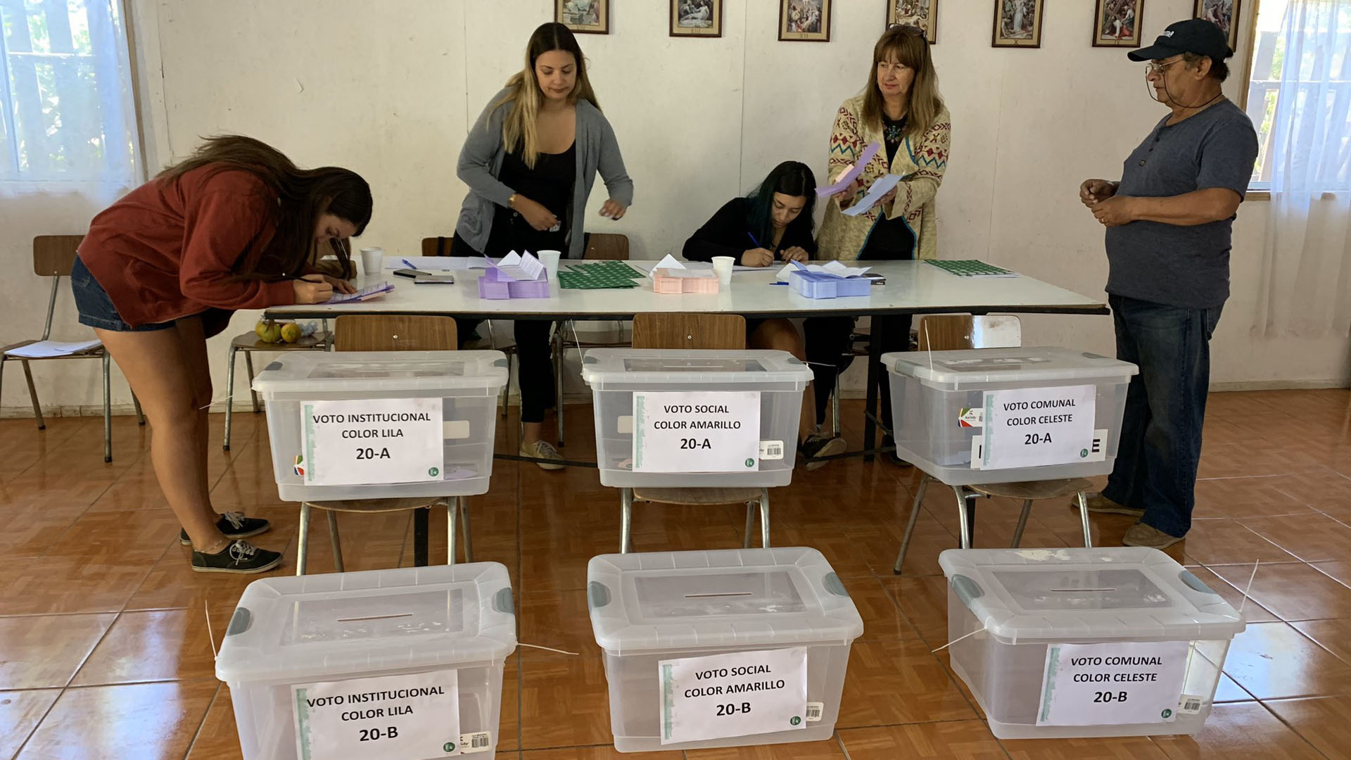 Chilenos opinan en consulta ciudadana sobre nueva Constitución