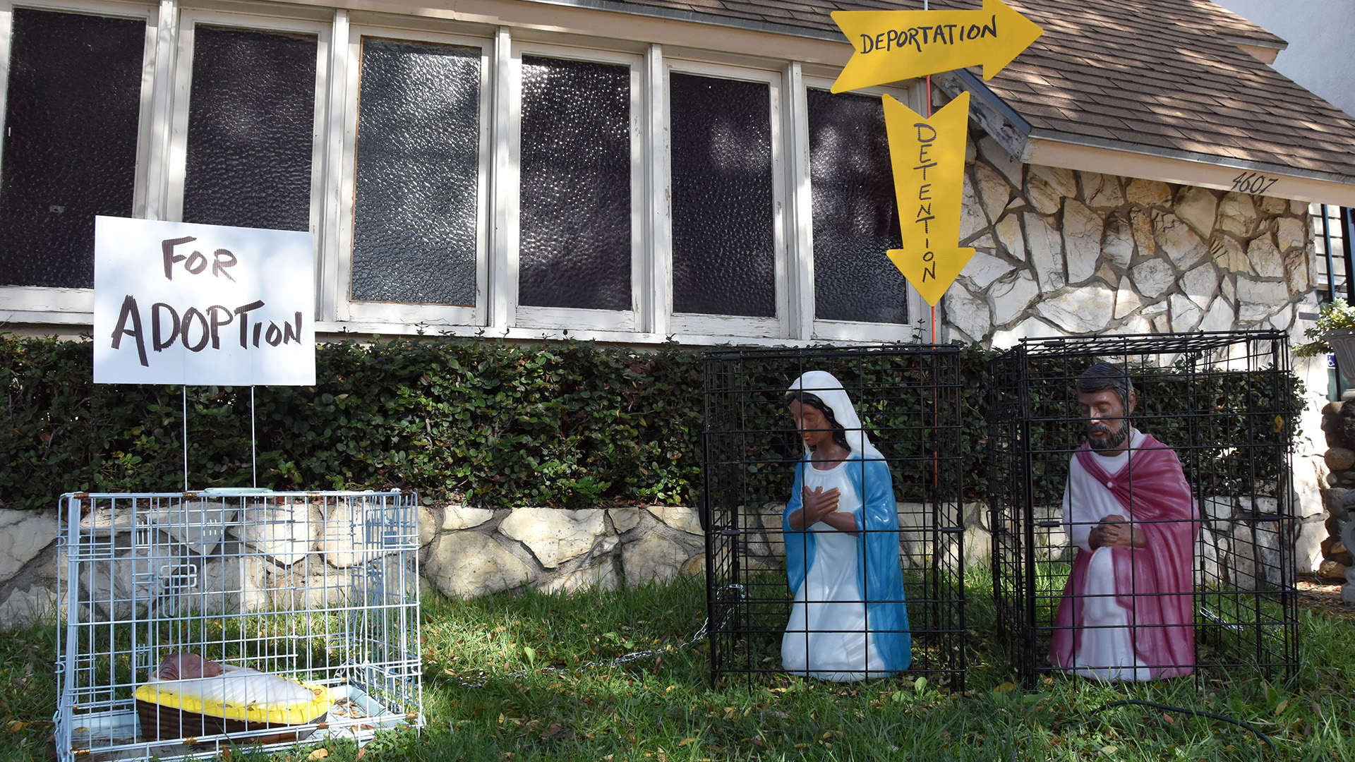Iglesia emula separación de familias de Trump con nacimiento en jaulas