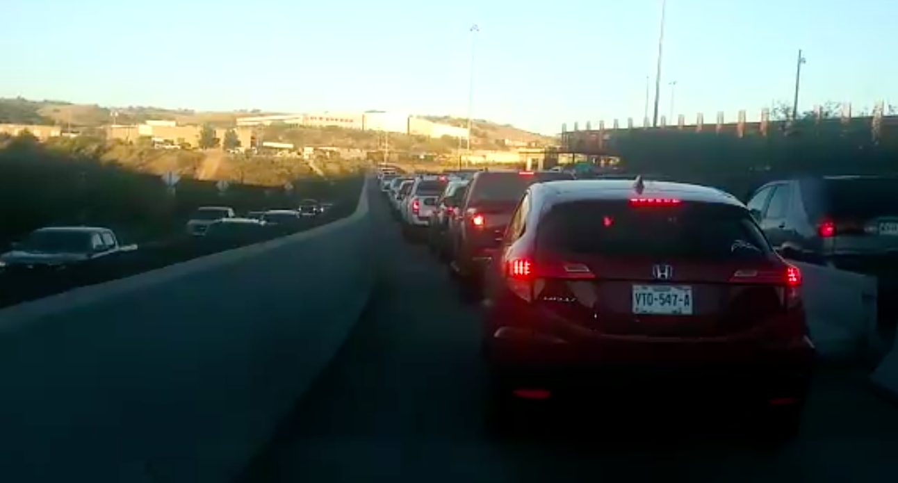 Largas filas en cruces fronterizos de Sonora
