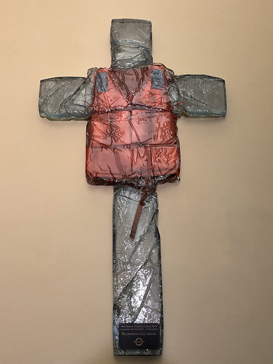 Papa Francisco denuncia 'injusticia' de dejar morir a migrantes en el mar - cruz-con-chaleco-salvavidas