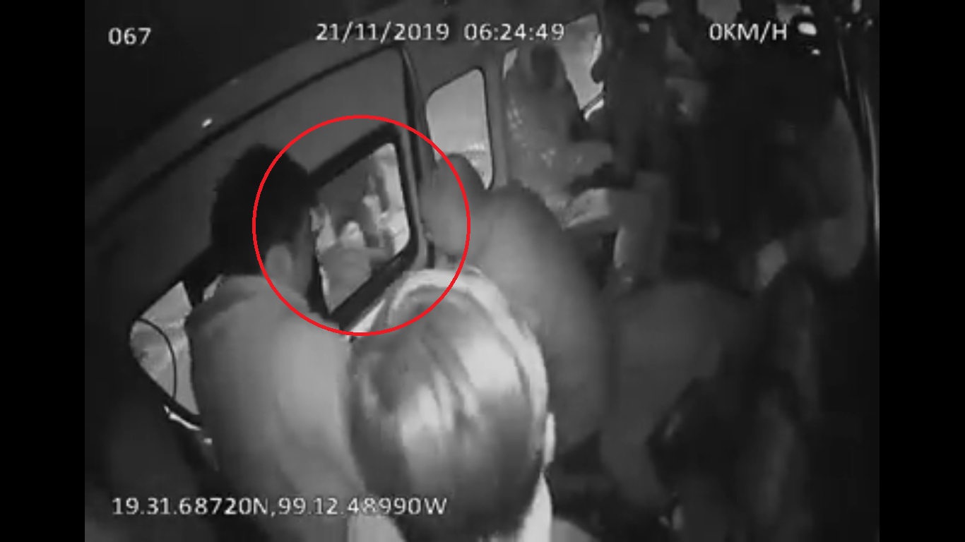 #Video Pasajero muere al frustrar asalto en combi del Estado de México - delincuente-arrastra-de-los-brazos-a-complice-para-bajarse-de-la-unidad