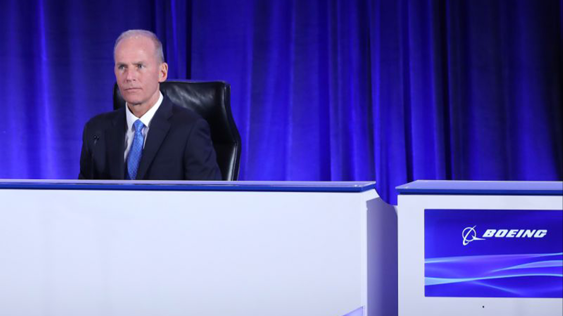 Renuncia Dennis Muilenburg, CEO de Boeing