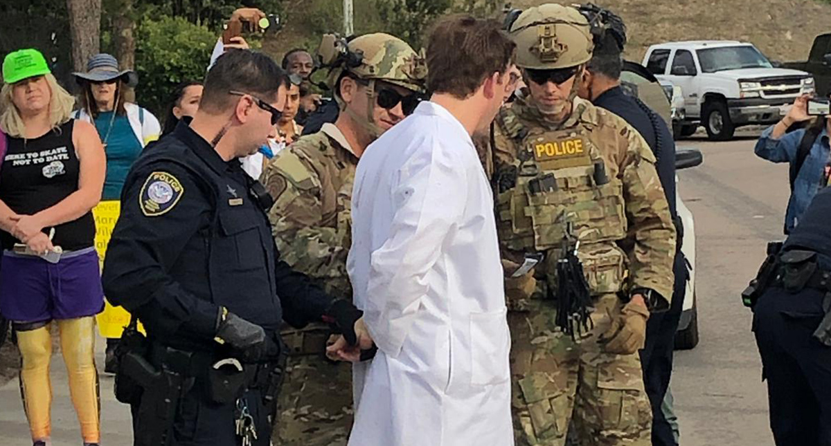 Niegan nuevamente a médicos vacunar a niños migrantes en centro de detención - detencion-de-doctor-que-protestaba-afuera-de-centro-de-detencion