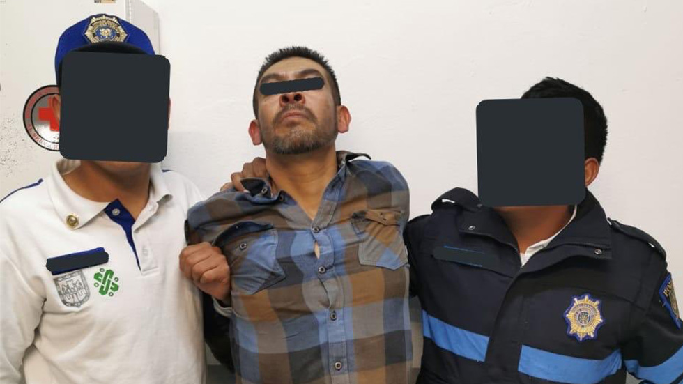 Hombre en estado de ebriedad tira a policía a las vías del Metro - detencion-del-sujeto-ebrio