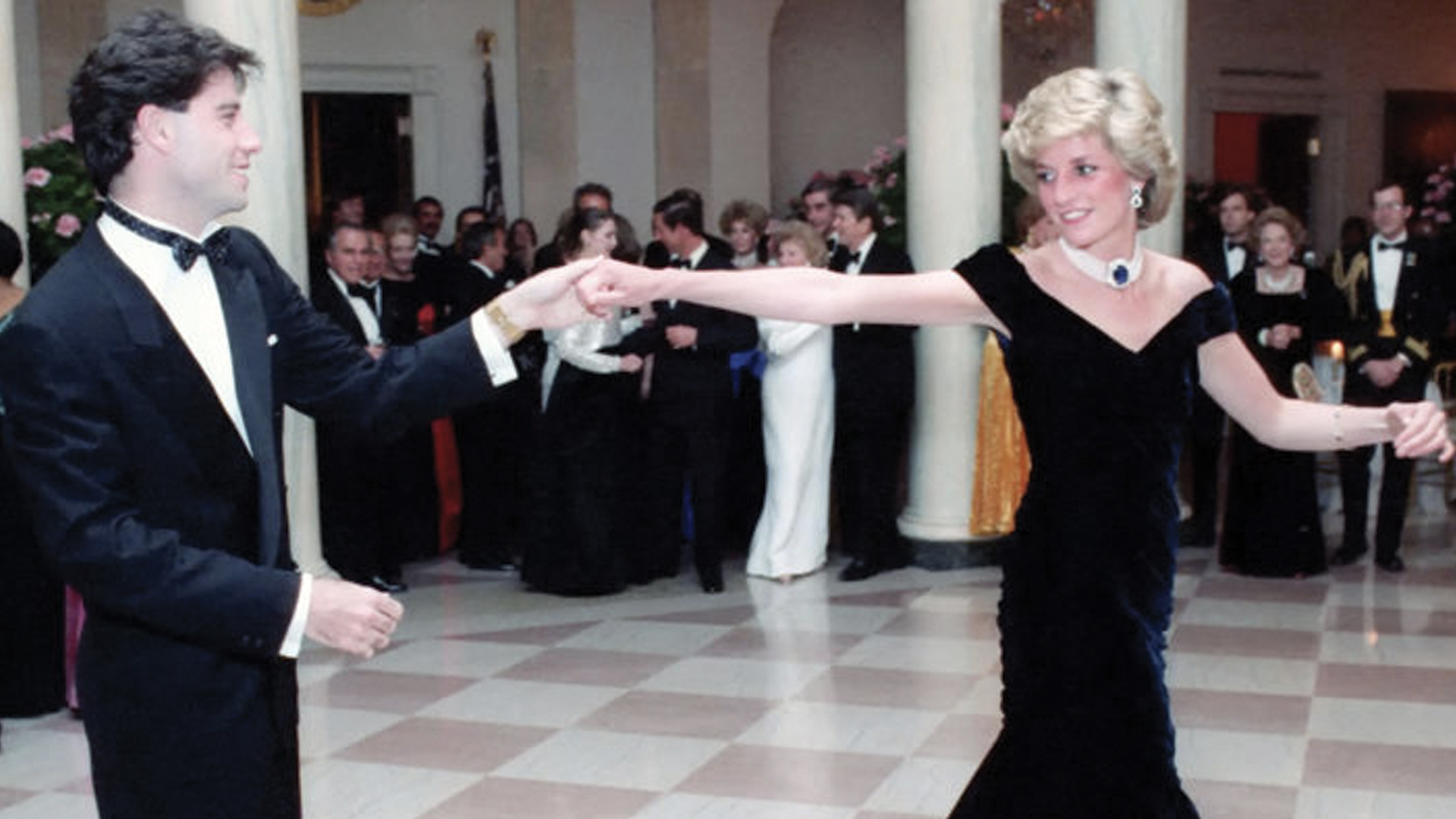 Subastan vestido de Diana con el que bailó con John Travolta