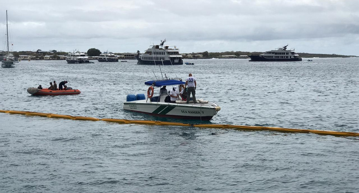 #Video Grúa provoca derrame de miles de litros de diésel en las Islas Galápagos