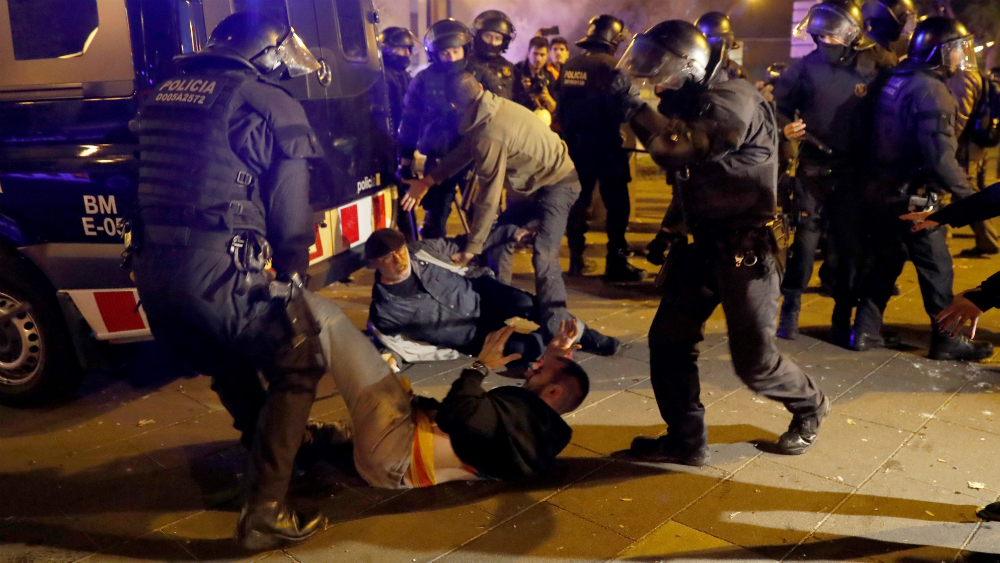 Suman 46 lesionados por disturbios junto al Camp Nou - disturbios-barcelona-clasico-camp-nou