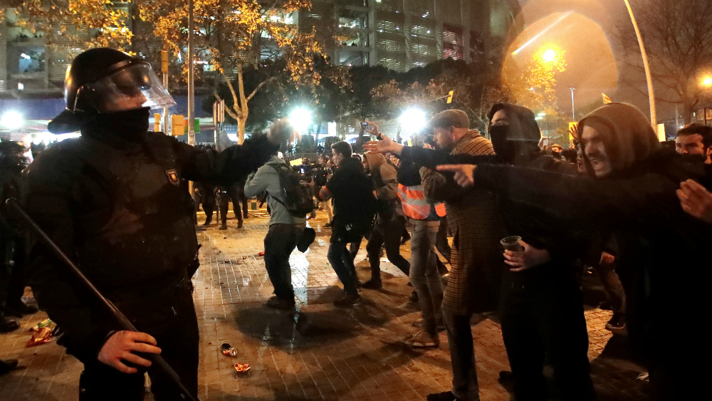 Al menos 21 heridos en disturbios junto al Camp Nou durante el Clásico