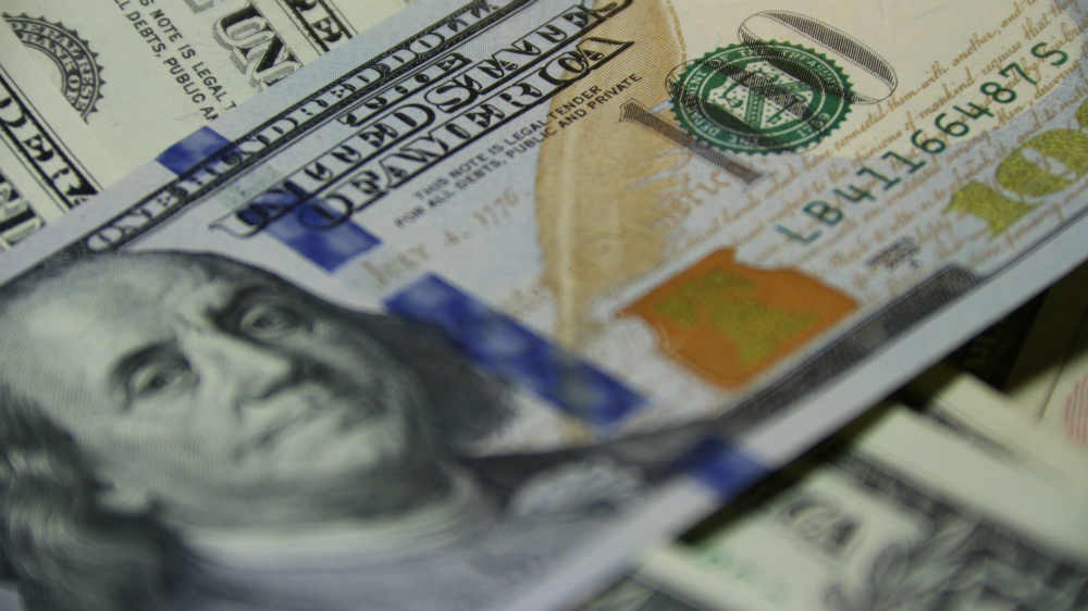 Peso pierde terreno frente al dólar este lunes