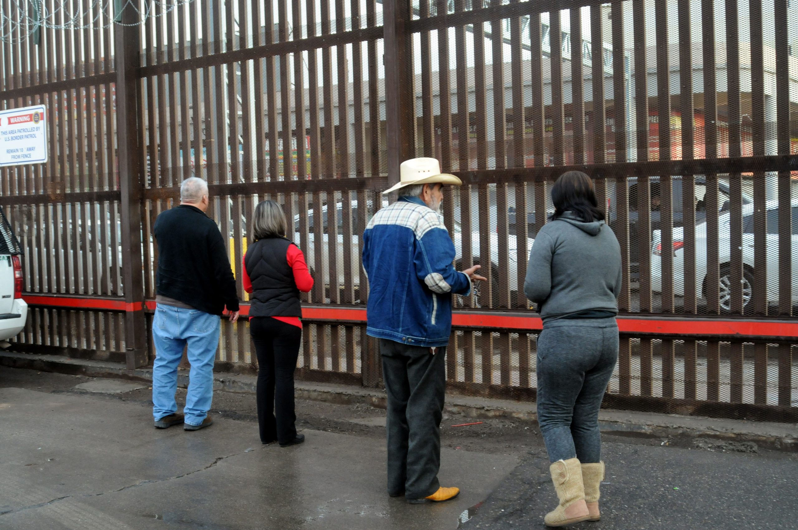 Migrantes se reúnen con familiares en muro fronterizo para celebrar fechas decembrinas - ed59961ffec8e7ac520f1c7031e518a921775403-scaled