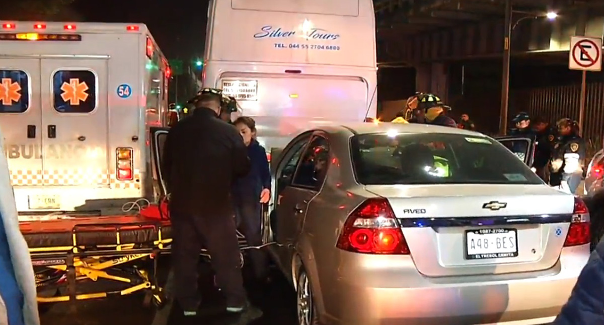 Conductor queda prensado al impactarse contra autobús en Viaducto