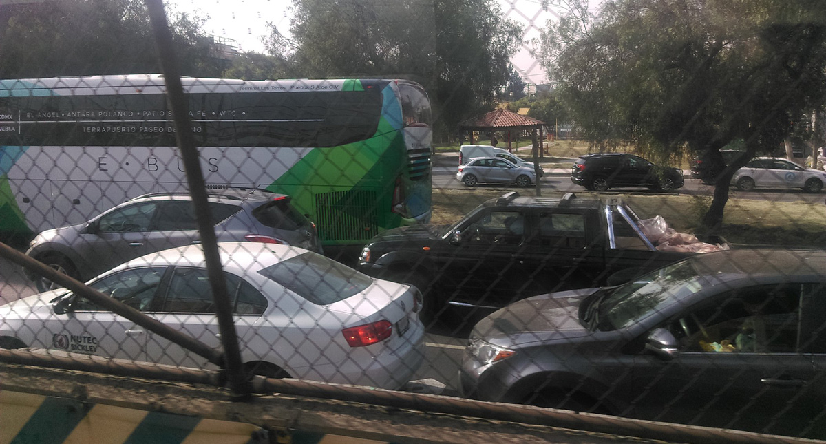 Liberan bloqueo en Calzada Zaragoza; vecinos piden atención por afectaciones tras incendio - el-transito-esta-detenido-hacia-la-mexico-puebla