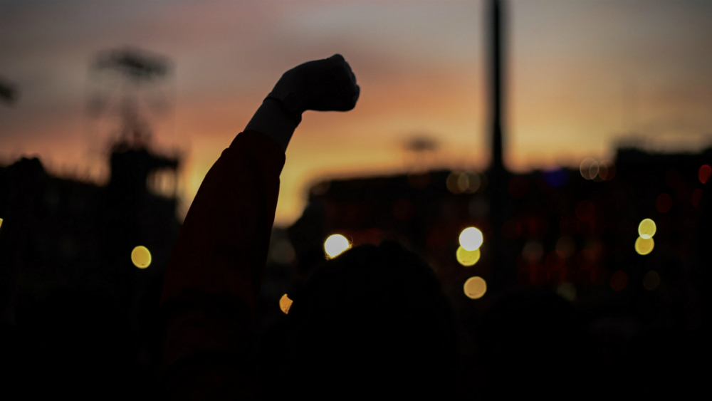 Reprimen con balines performance de Las Tesis en Chile