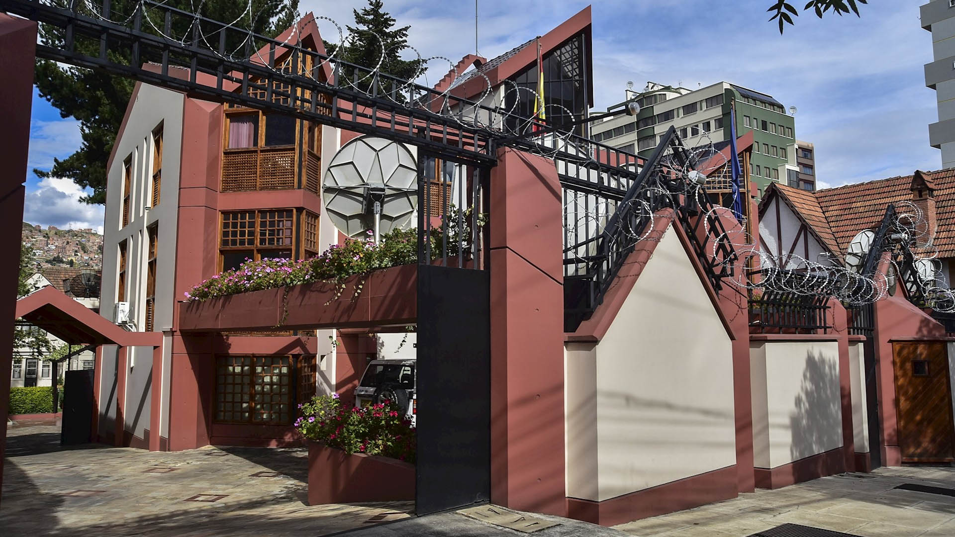 Calma en la embajada española y vigilia en la sede mexicana en Bolivia