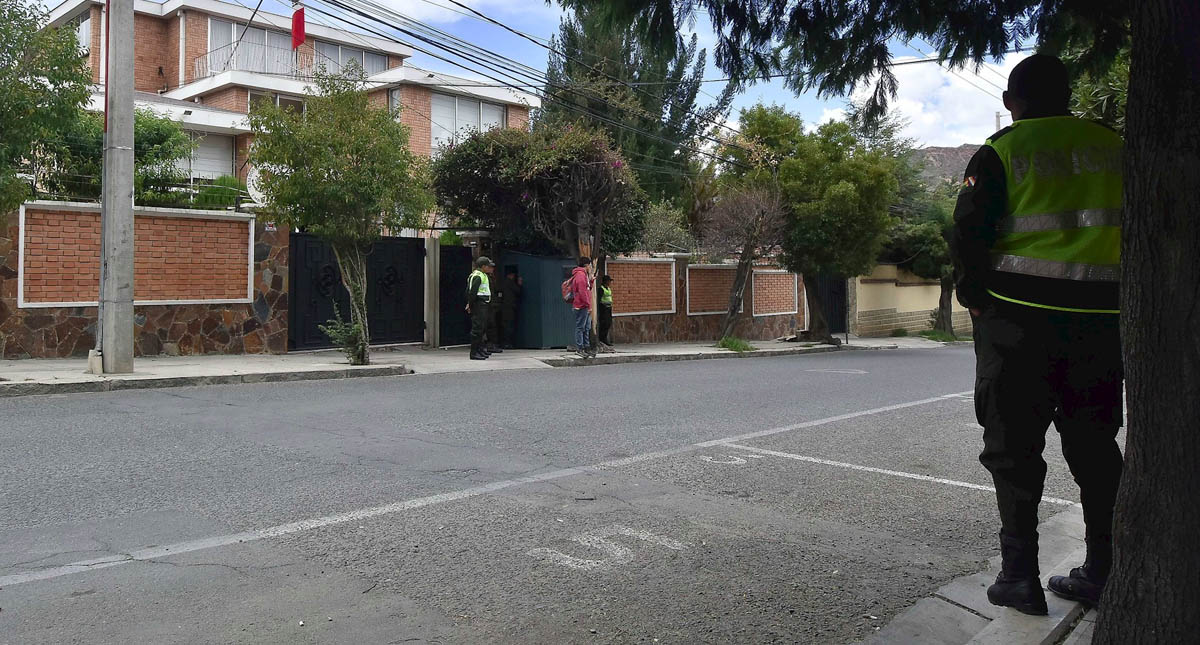 México denuncia que policía boliviana bloqueó a diplomáticos españoles México denuncia que policía boliviana bloqueó a diplomáticos españoles