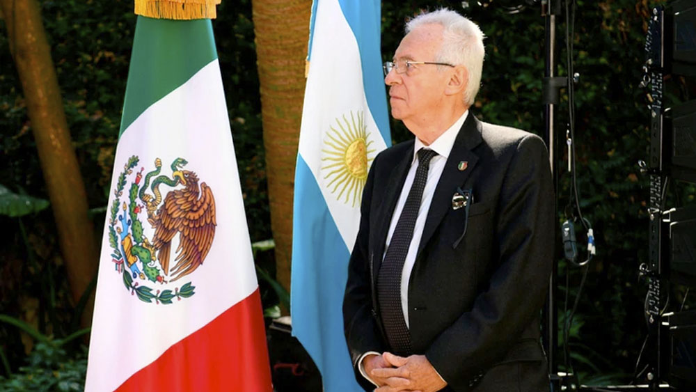 Embajador Valero afirma que no tuvo intención de robar libro en Argentina