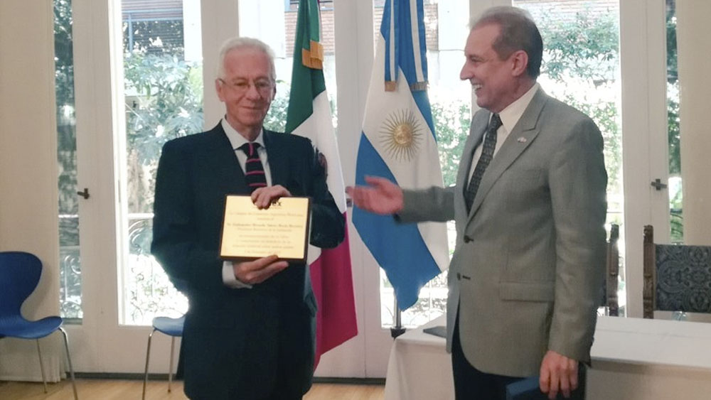 “Todos cometemos errores”, señala AMLO sobre presunto robo de libro de embajador