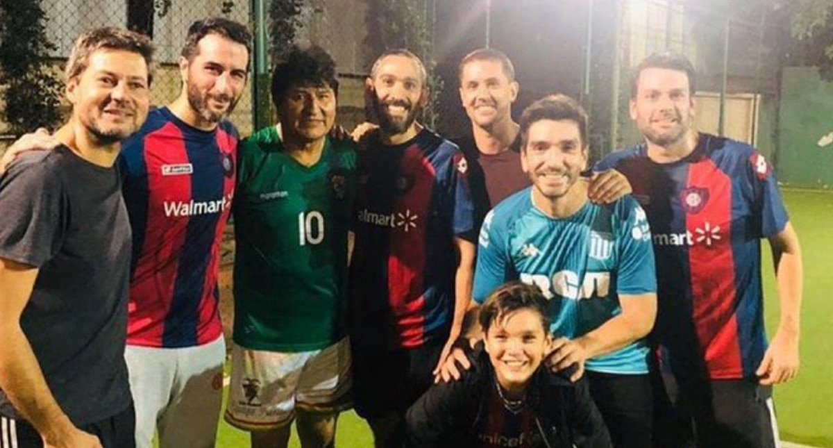 Evo Morales juega futbol con ministro de Deportes argentino Evo Morales juega futbol con ministro de Deportes argentino