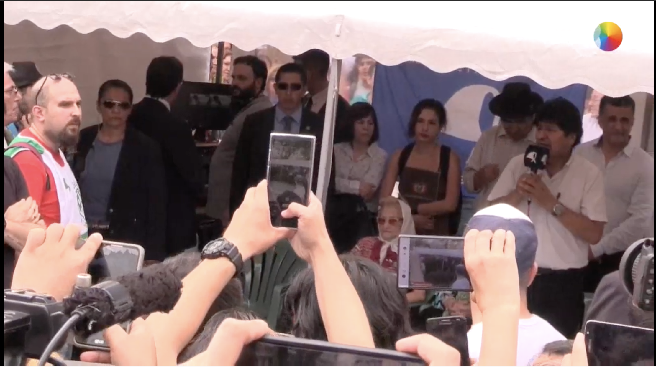Miles de personas reciben a Evo Morales en encuentro con Madres de Plaza de Mayo