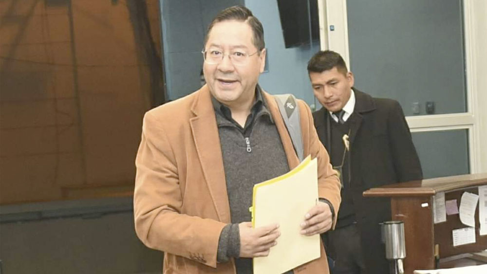 Exministro de Economía de Evo Morales viaja a México para recibir asilo