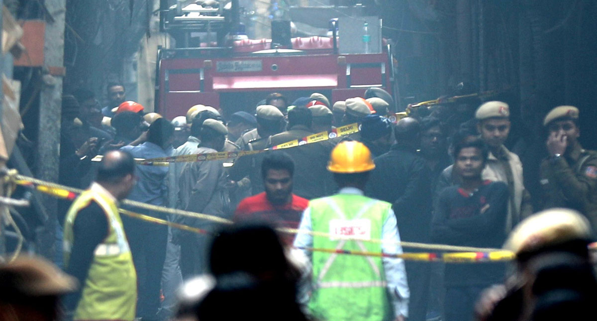 Incendio en fábrica de Nueva Delhi mata a 43 personas