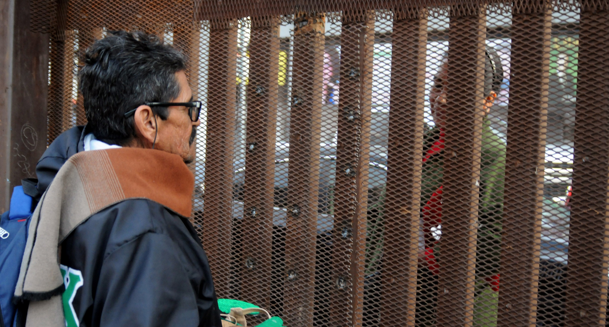 Migrantes se reúnen con familiares en muro fronterizo para celebrar fechas decembrinas