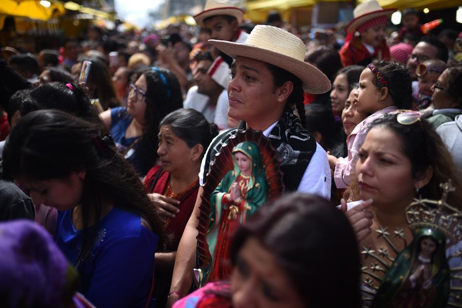 Guatemaltecos devotos encomiendan sus niños a la Virgen de Guadalupe - fb337b787282dd13e2a8b7f0188216d8fafb8060w