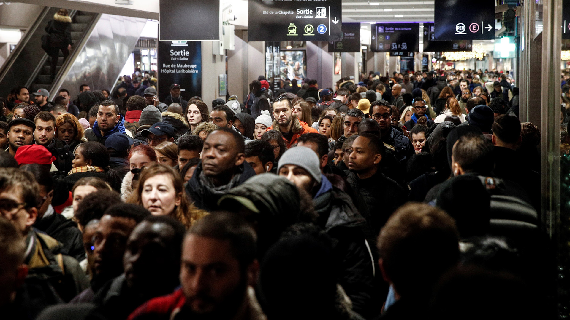 París vive jornada negra por huelga del transporte público - fila-de-espera-para-abordar-transporte-publico-ferreo-en-paris