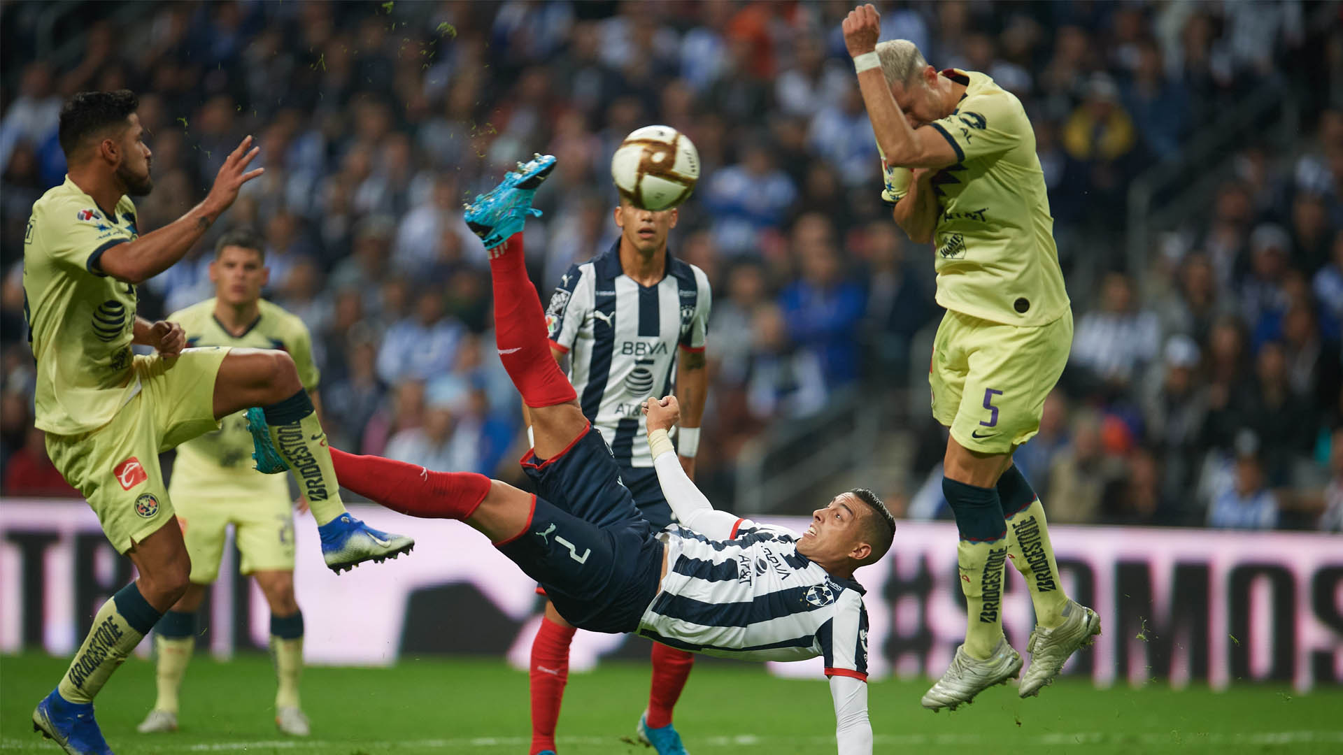 Monterrey vence al América en el último minuto