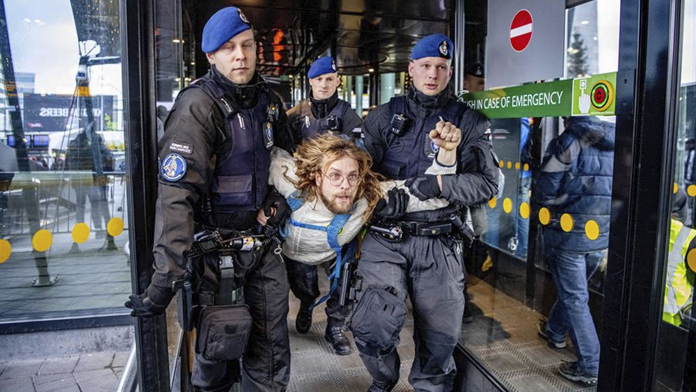 Policía desaloja a activistas de Greenpeace del aeropuerto de Ámsterdam