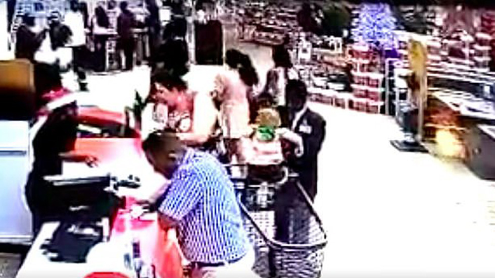 #Video Guardia de seguridad roba a niño en supermercado mientras su abuela platica
