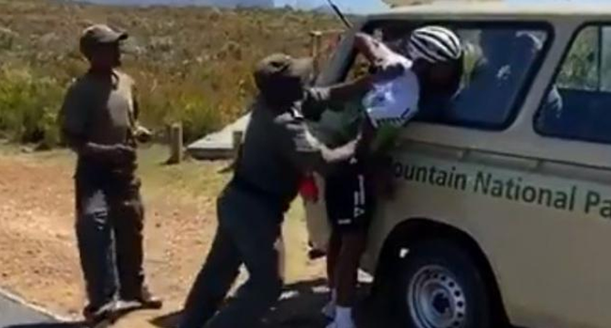 #Video Guardabosques de Sudáfrica fracturan brazo al ciclista Nicholas Dlamin