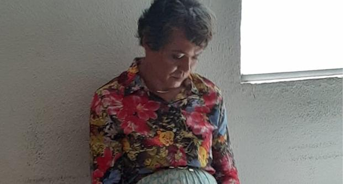 Detienen a hombre que se vistió de mujer para pasar la prueba de manejo de su madre