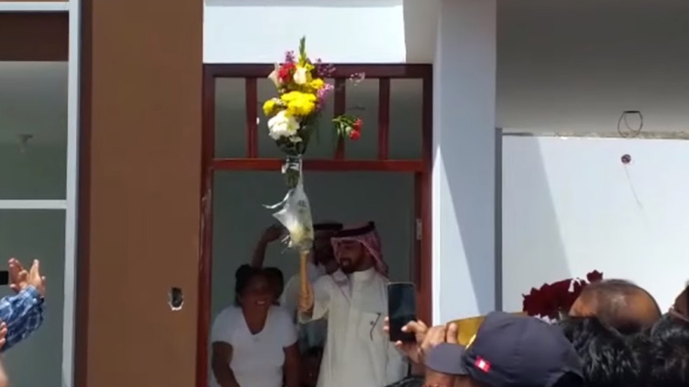 Empresario árabe regala casa a niño que estudiaba bajo alumbrado público