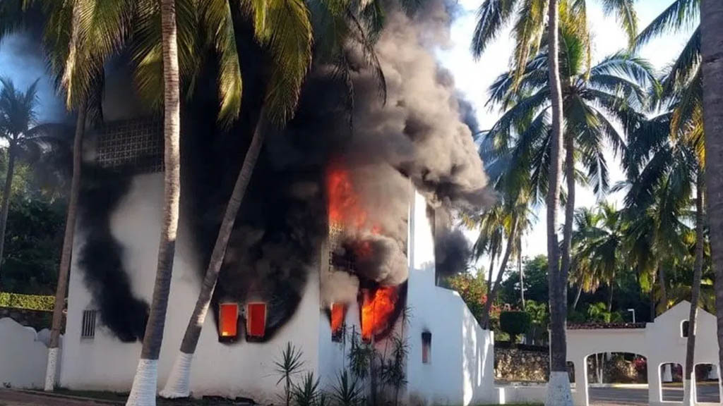 Se incendia bodega de hotel en Manzanillo, no hay lesionados