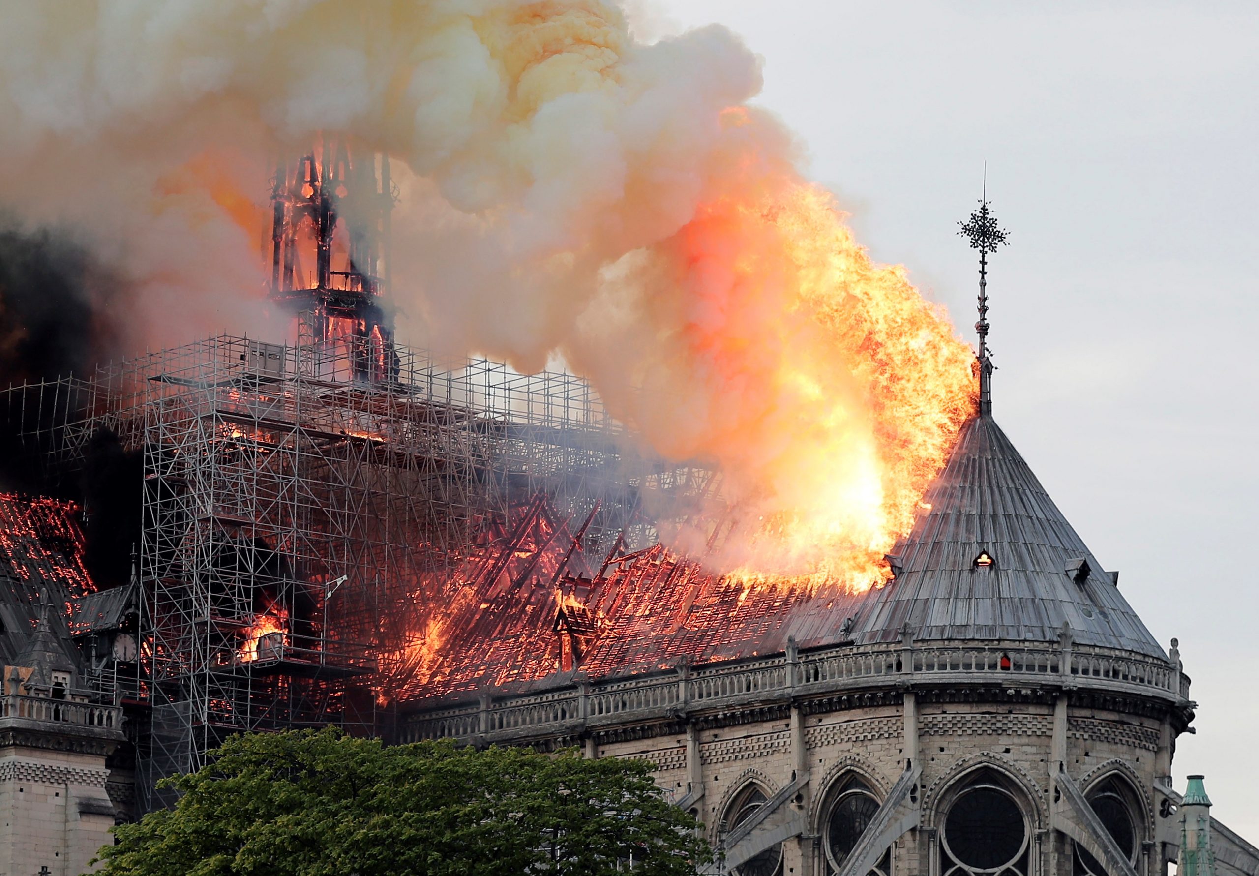 Macron aprueba reconstruir de manera idéntica la catedral de Notre-Dame - incendio-notre-dame-scaled