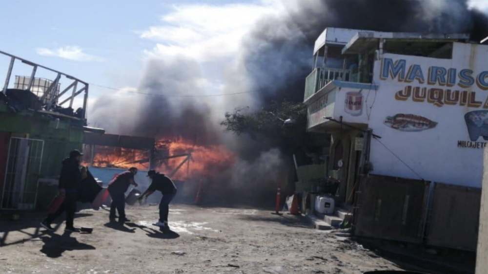 Incendio consume cuatro restaurantes de mariscos en Baja California