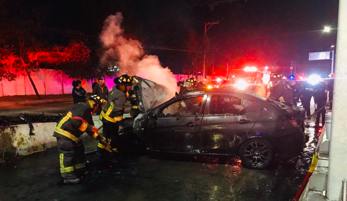 Automóvil vuelca y se incendia en la México-Toluca